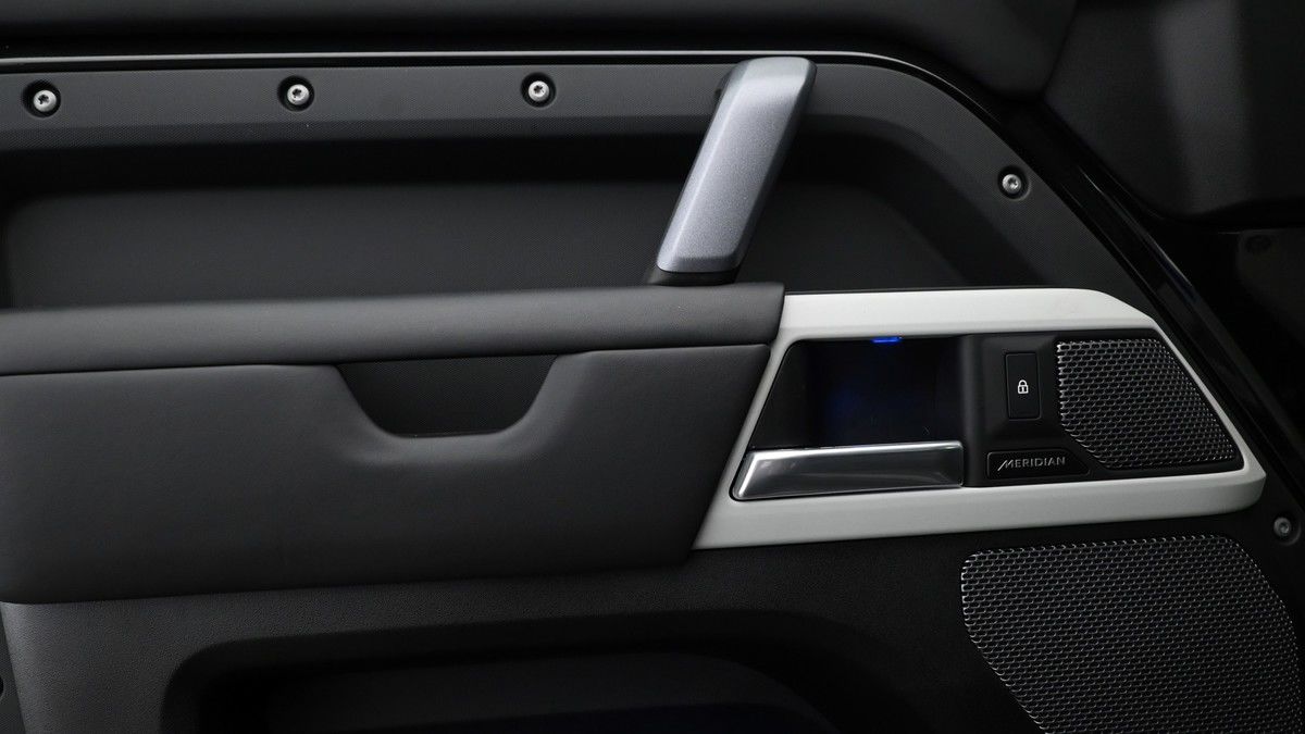 Land Rover Defender 110 Image 13