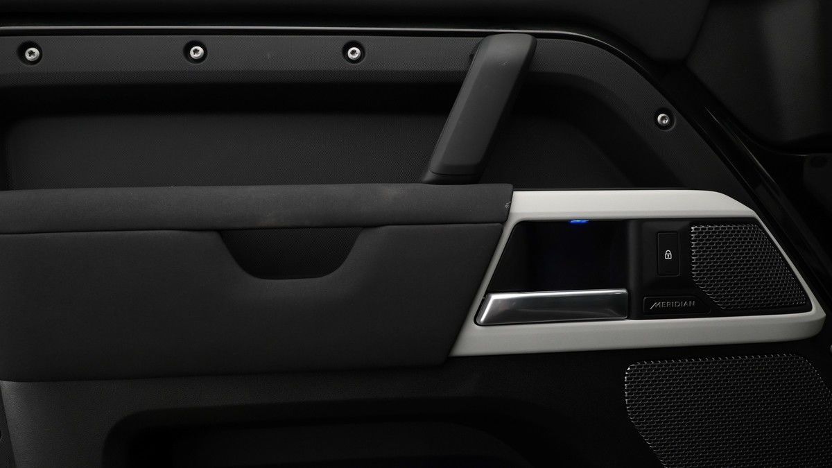 Land Rover Defender 110 Urban Image 13