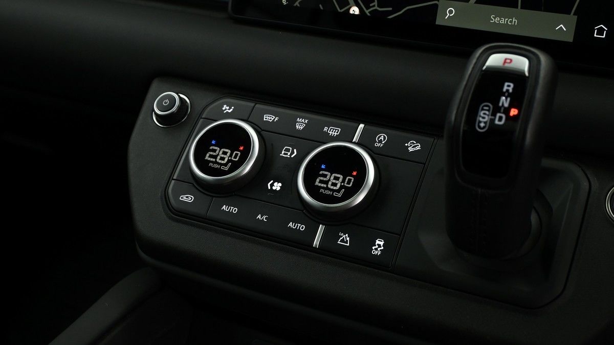 Land Rover Defender 110 Image 12