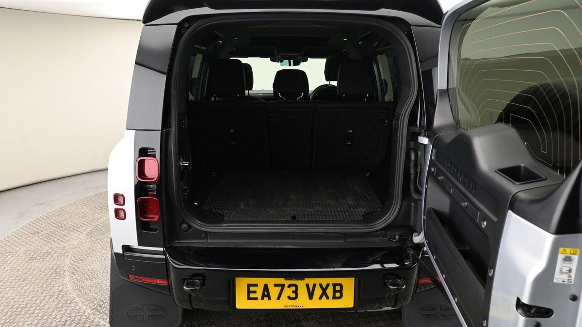 Land Rover Defender 110 Image 10