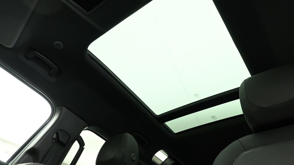 Land Rover Defender 110 Image 2