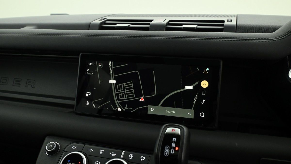 Land Rover Defender 110 Image 11