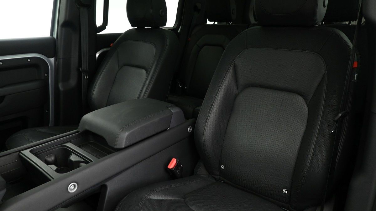 Land Rover Defender 110 Image 4