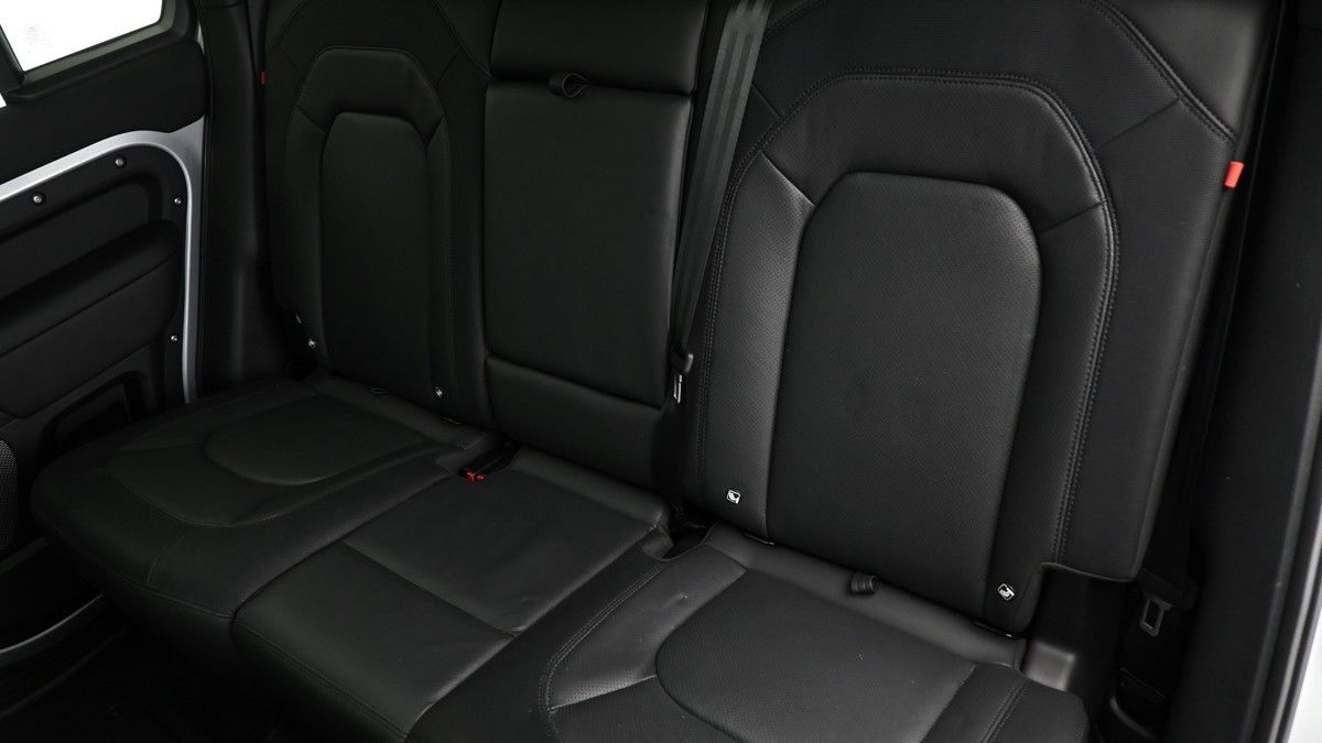 Land Rover Defender 110 Image 5