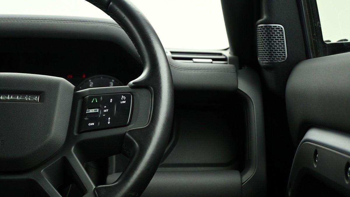 Land Rover Defender 110 Image 16