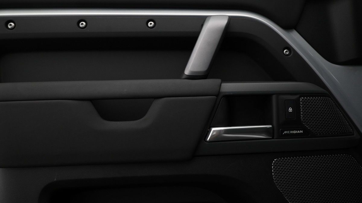Land Rover Defender 110 Image 13