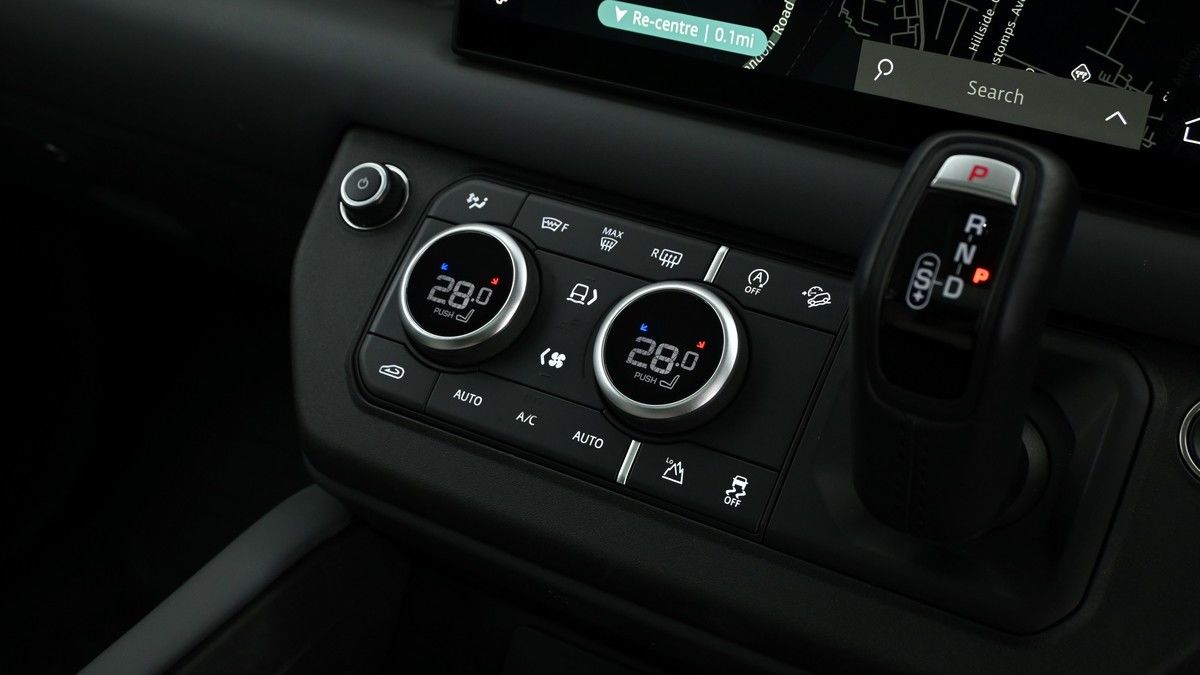 Land Rover Defender 110 Image 12