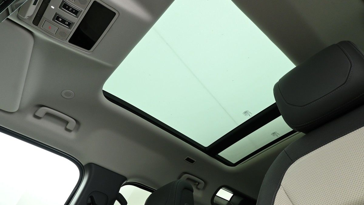 Land Rover Defender 110 Image 2