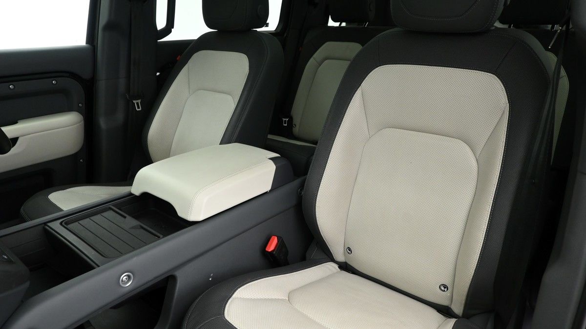Land Rover Defender 110 Image 4