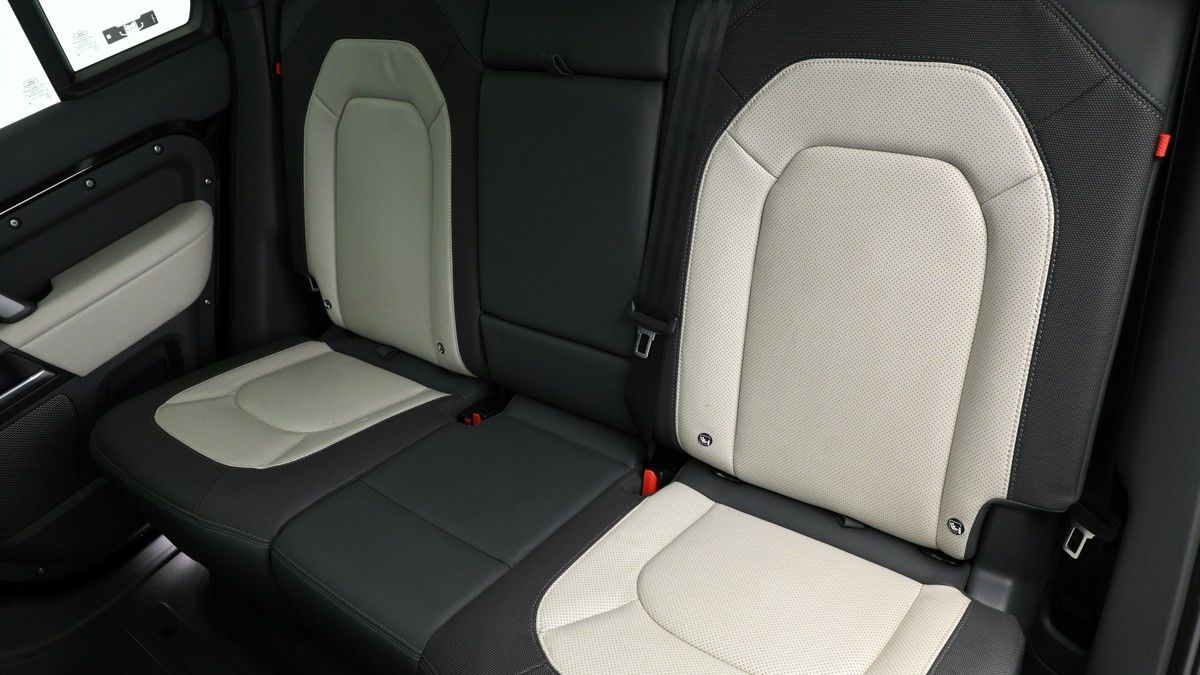 Land Rover Defender 110 Image 5