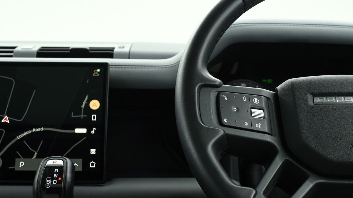 Land Rover Defender 110 Image 15