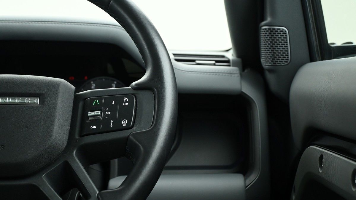 Land Rover Defender 110 Image 16