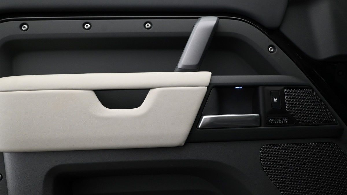 Land Rover Defender 110 Image 13