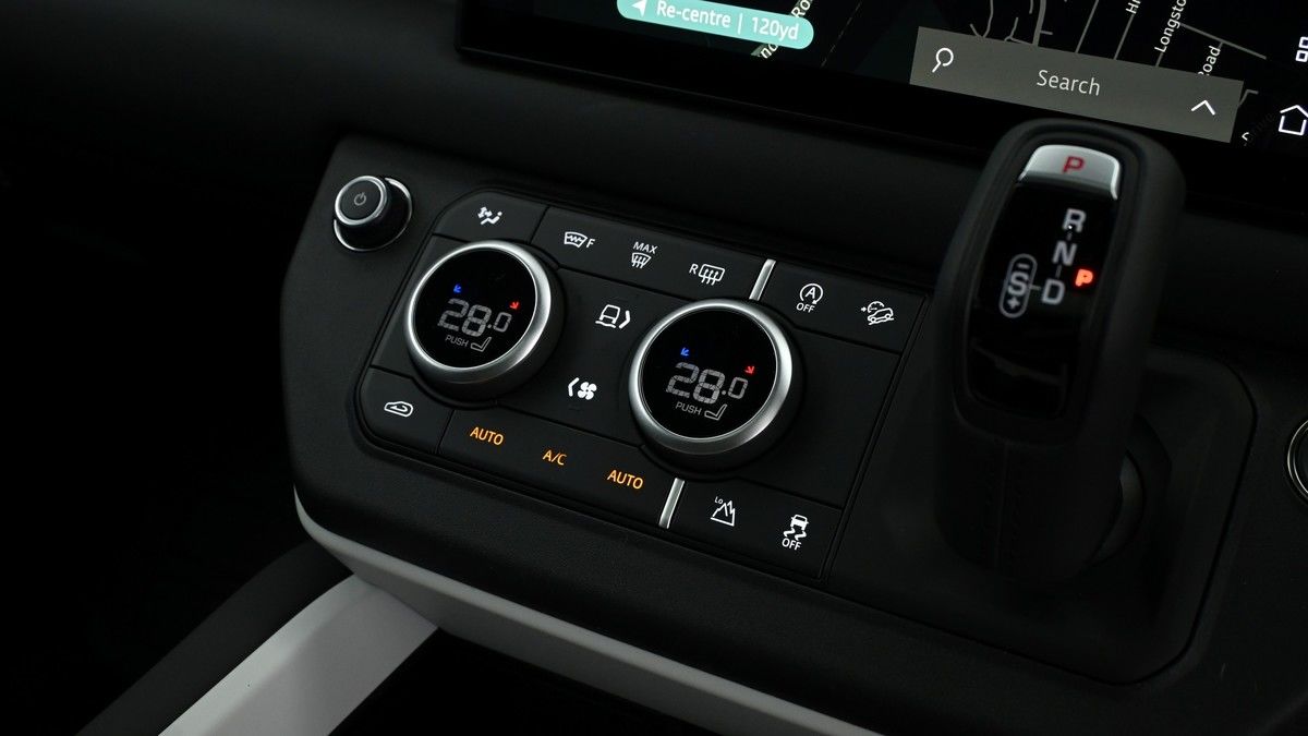 Land Rover Defender 110 Image 12