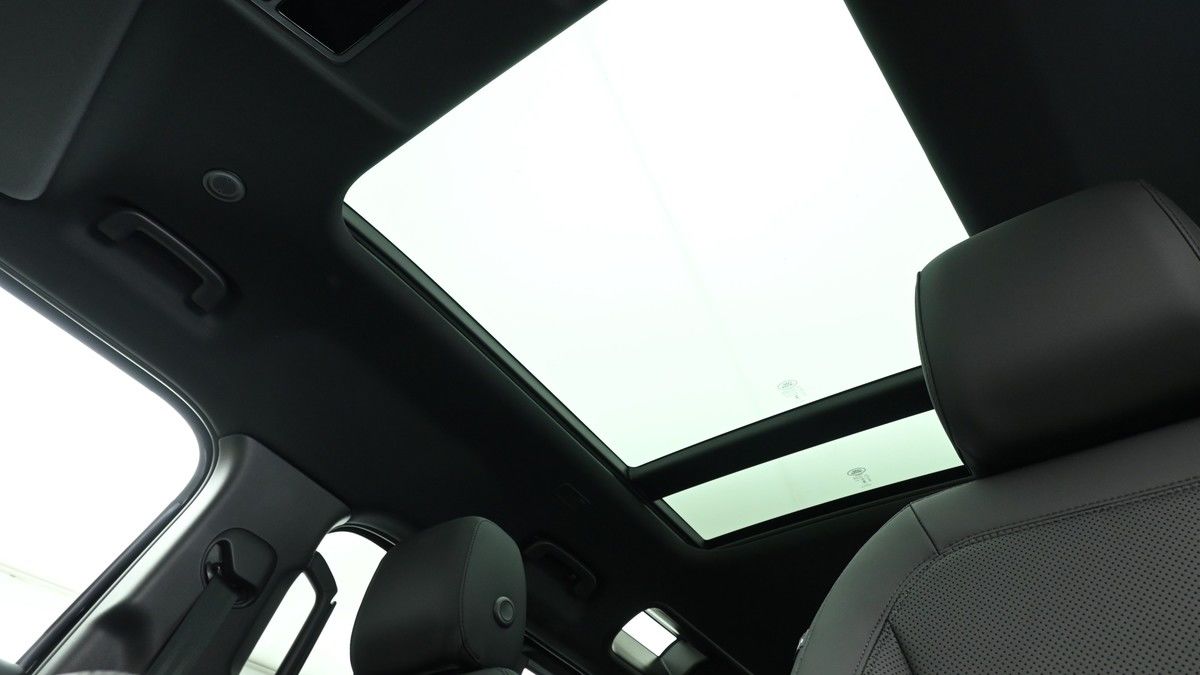 Land Rover Defender 110 Image 2