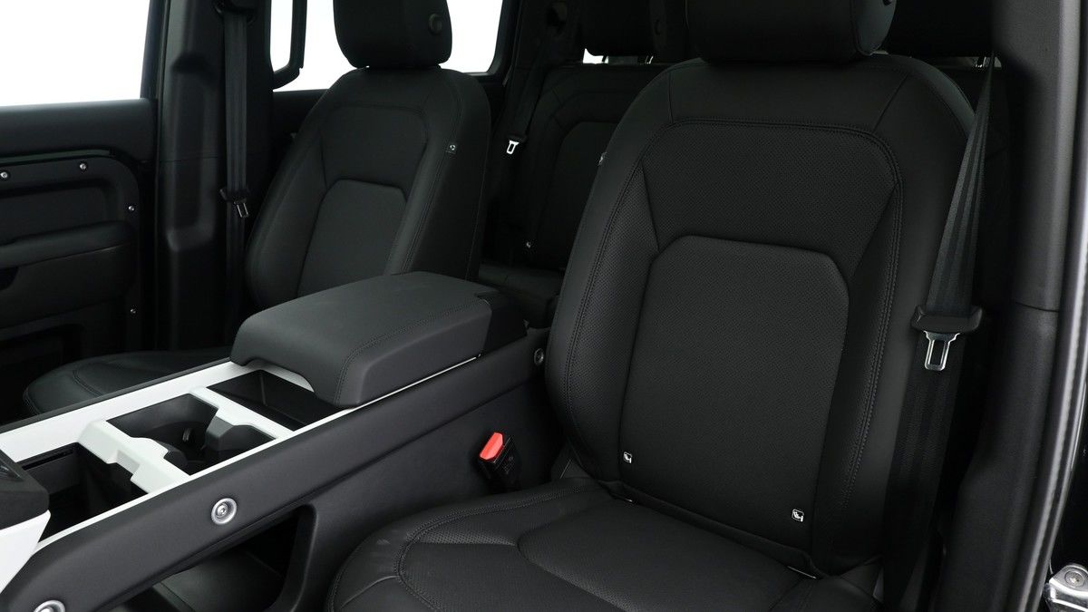 Land Rover Defender 110 Image 4
