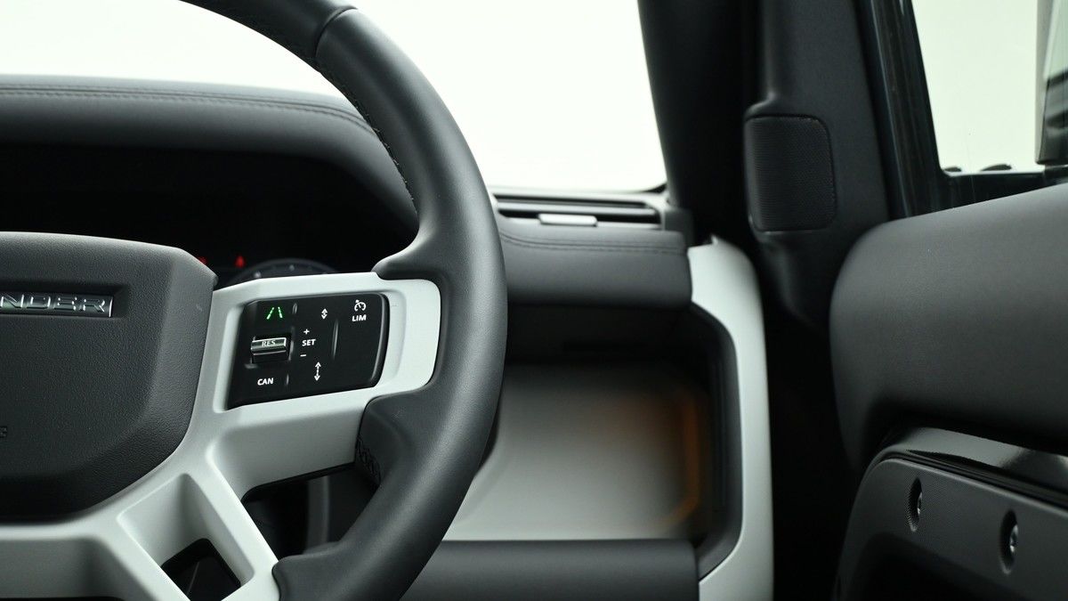 Land Rover Defender 110 Image 16