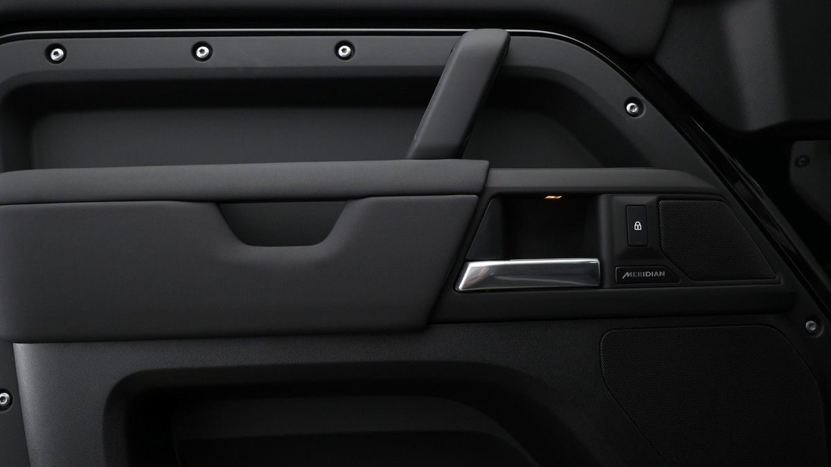 Land Rover Defender 110 Image 13