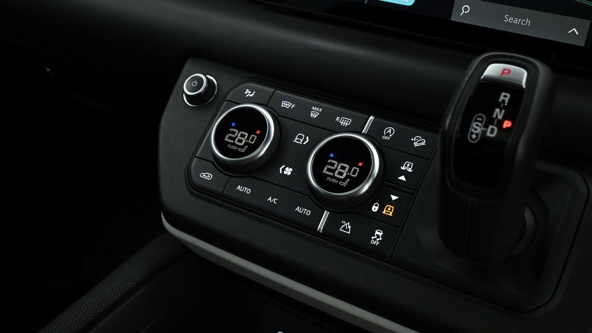Land Rover Defender 110 Image 12