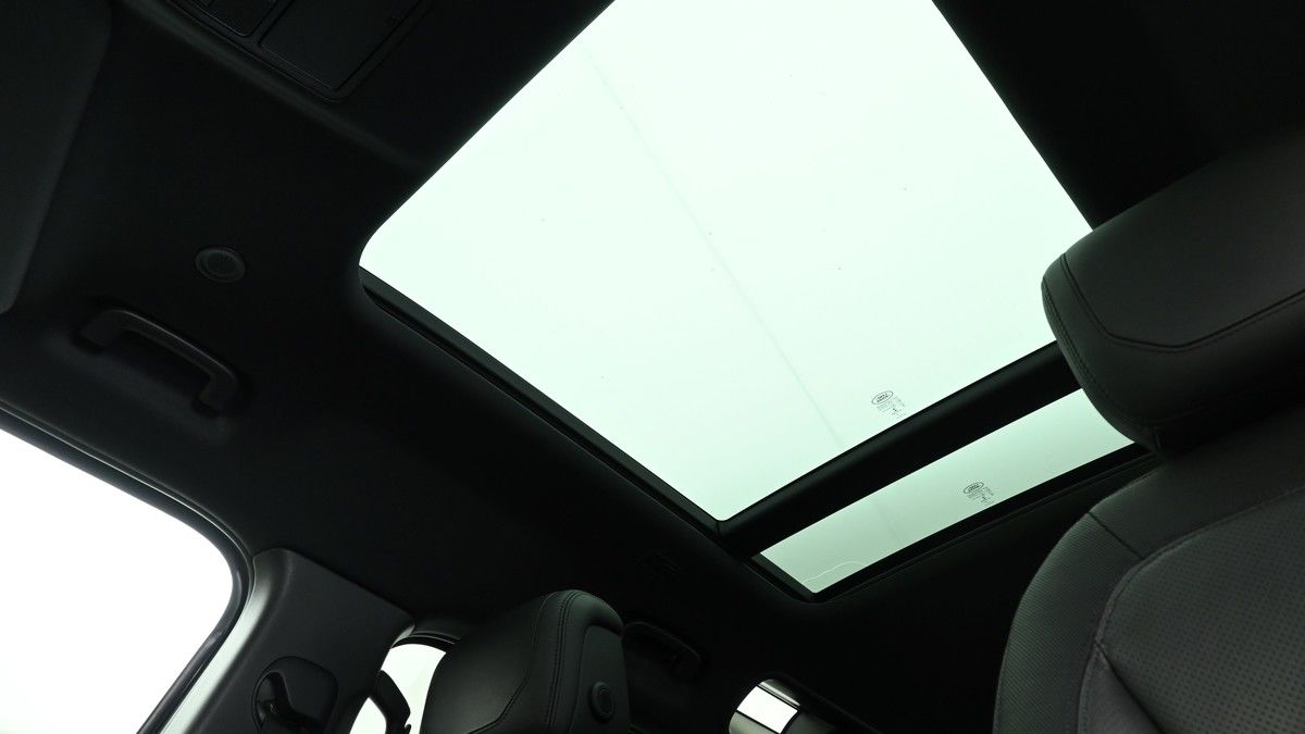Land Rover Defender 110 Image 2