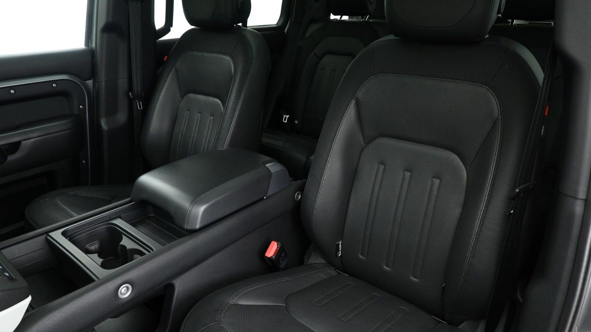 Land Rover Defender 110 Image 4