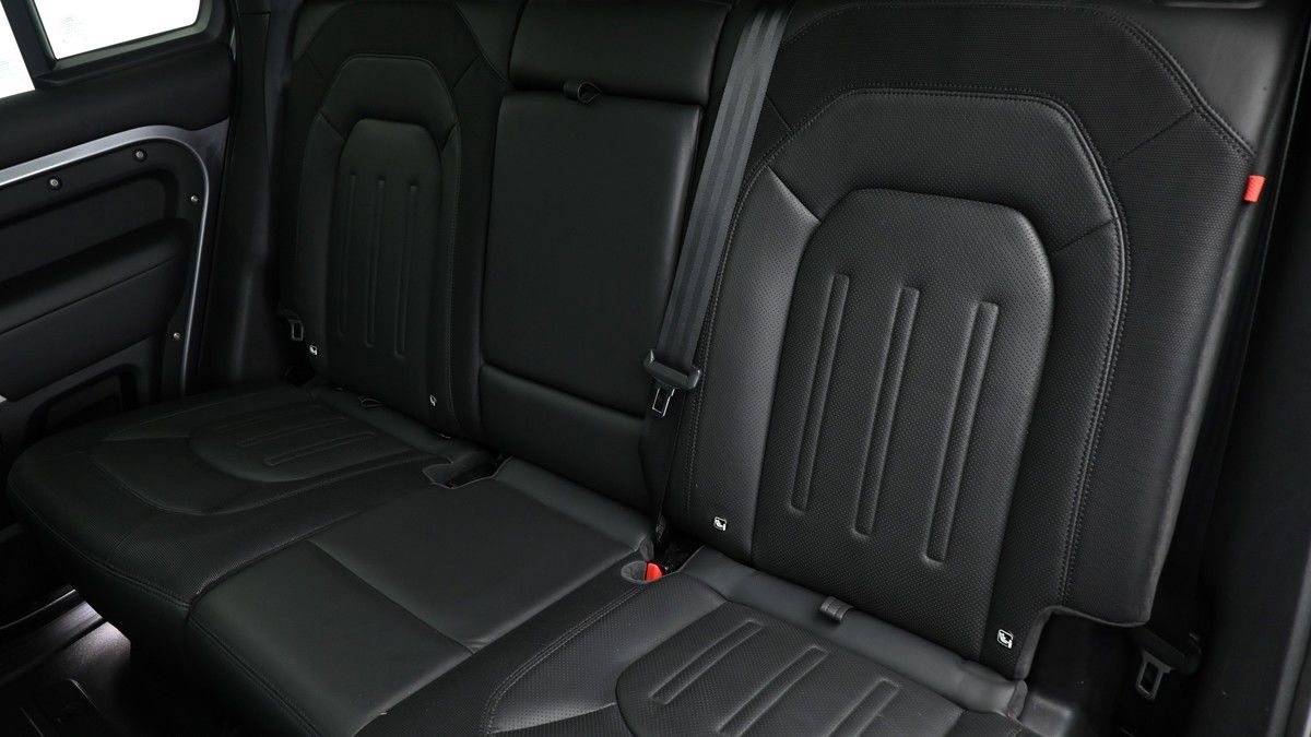 Land Rover Defender 110 Image 5