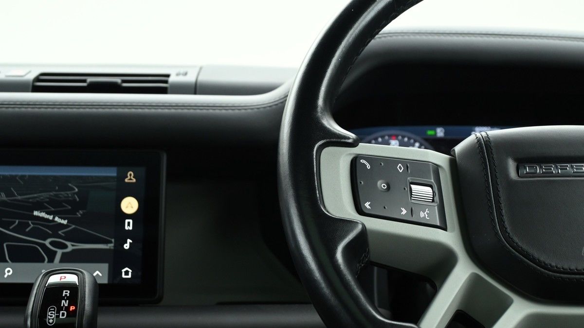 Land Rover Defender 110 Image 15