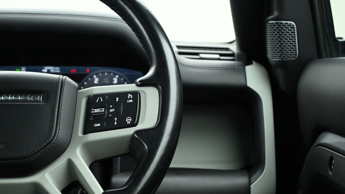 Land Rover Defender 110 Image 16