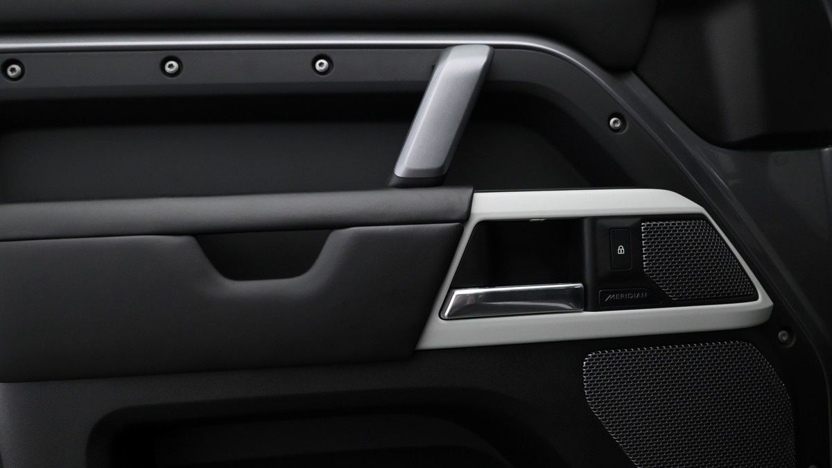 Land Rover Defender 110 Image 13