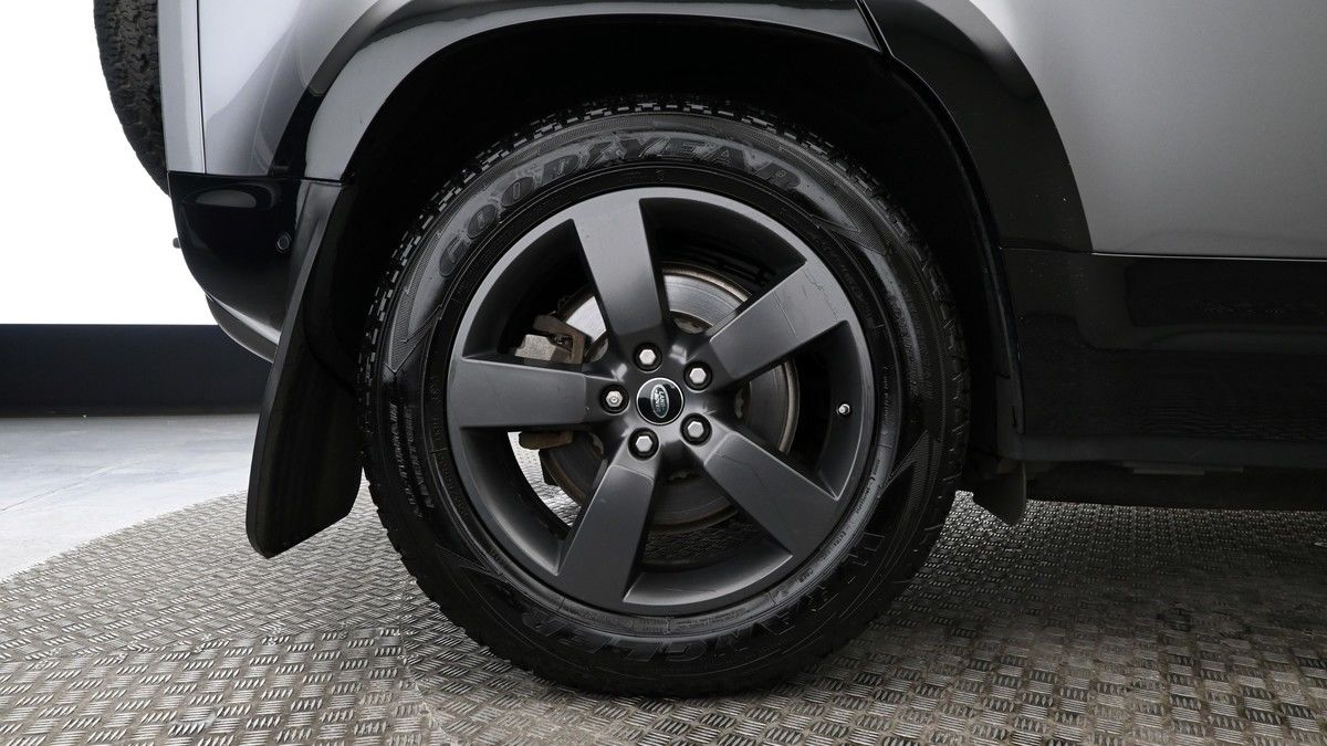 Land Rover Defender 110 Image 9