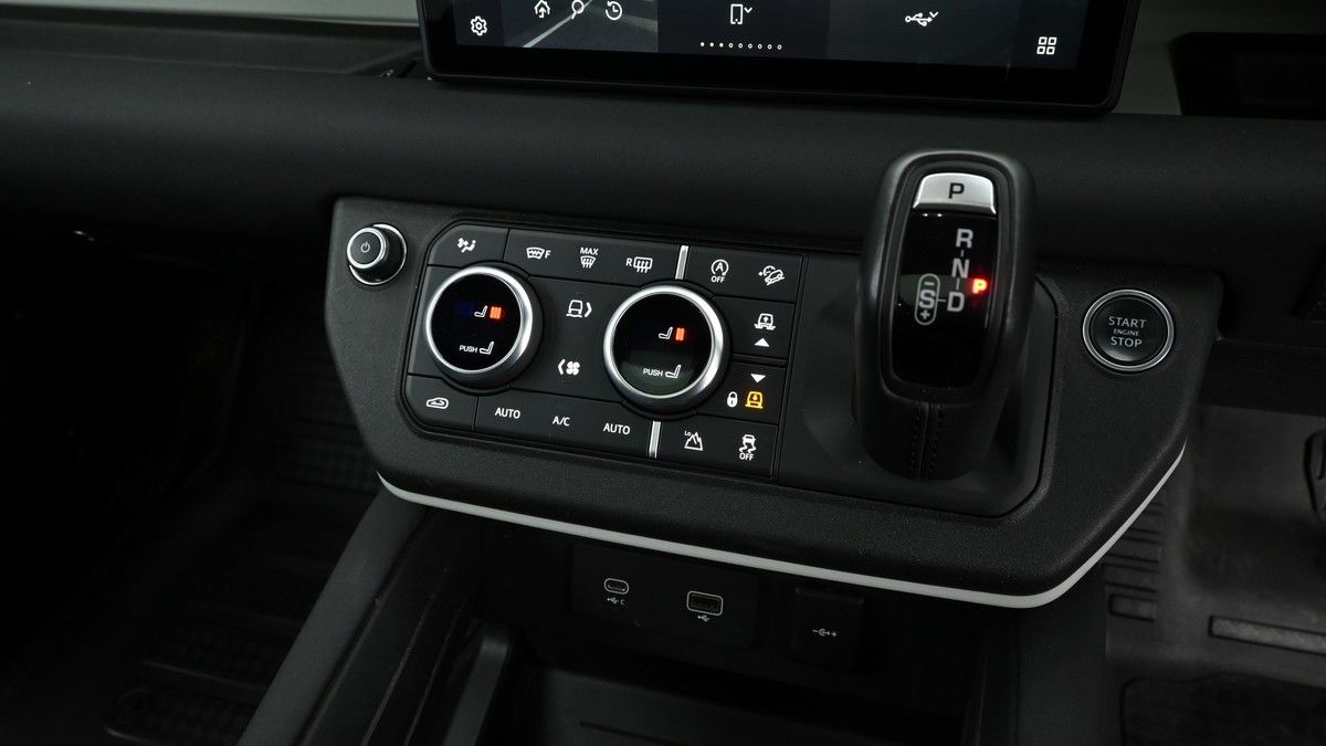 Land Rover Defender 110 Image 12
