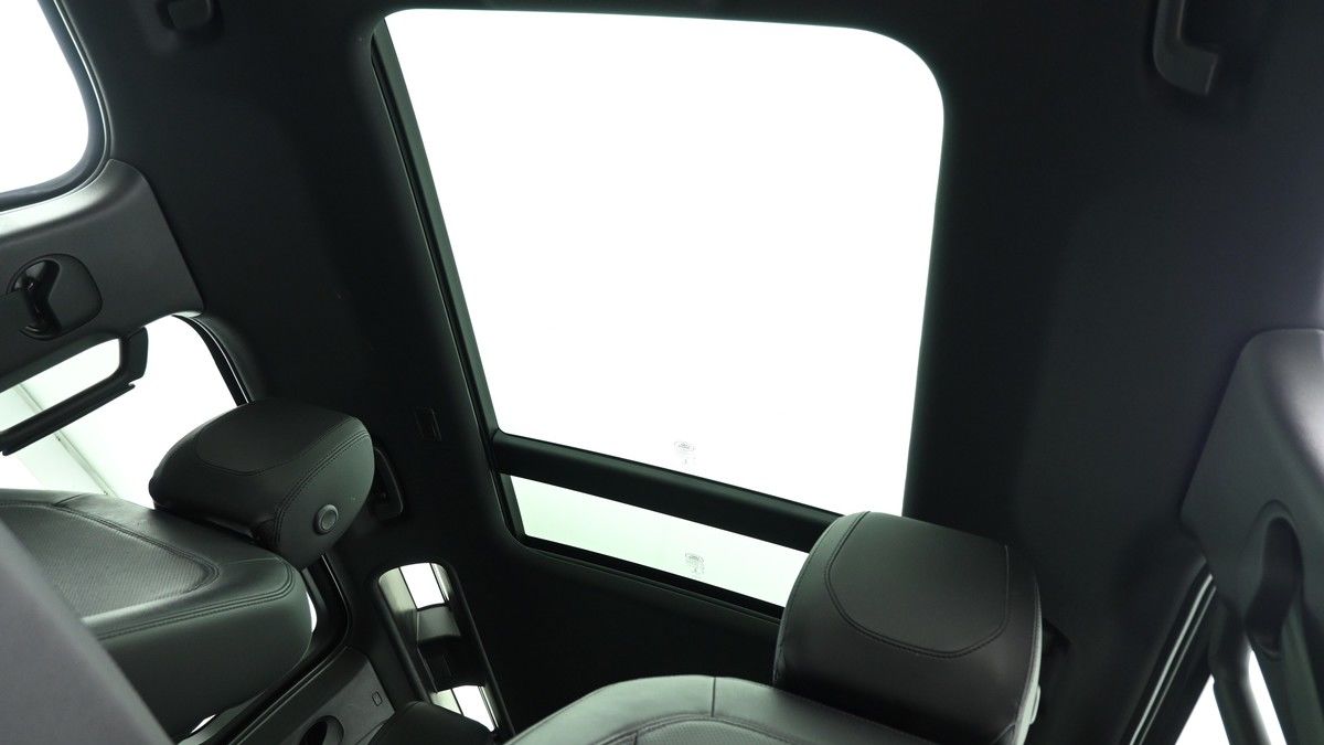 Land Rover Defender 110 Image 2