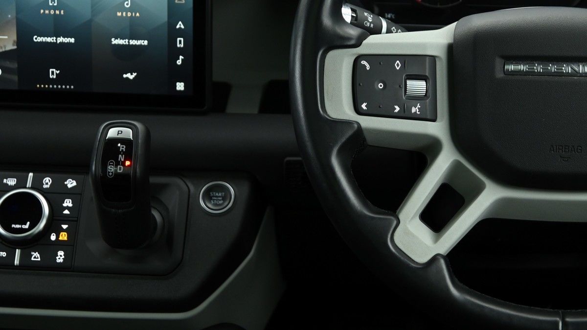 Land Rover Defender 110 Image 15