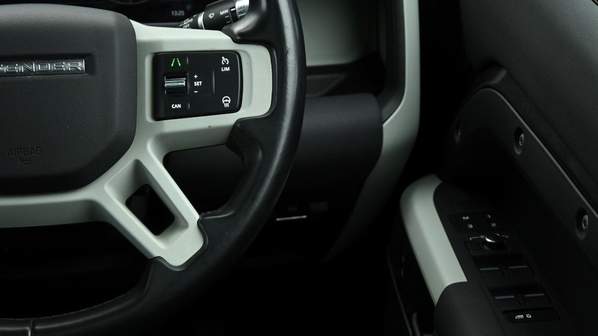 Land Rover Defender 110 Image 16