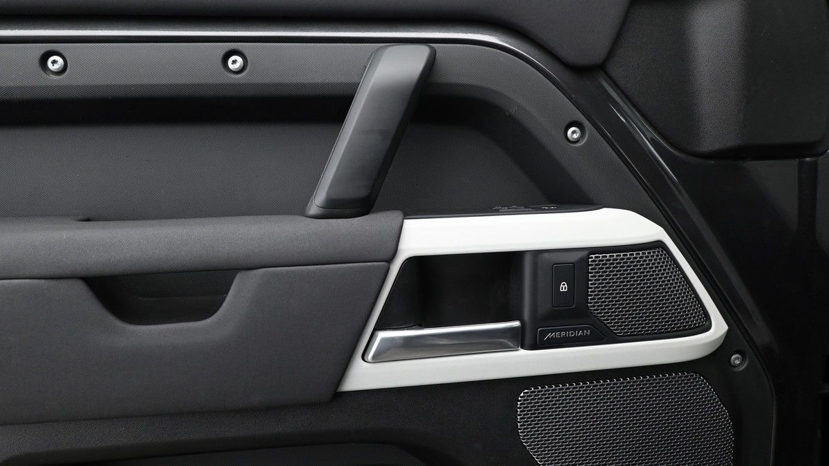 Land Rover Defender 110 Image 13