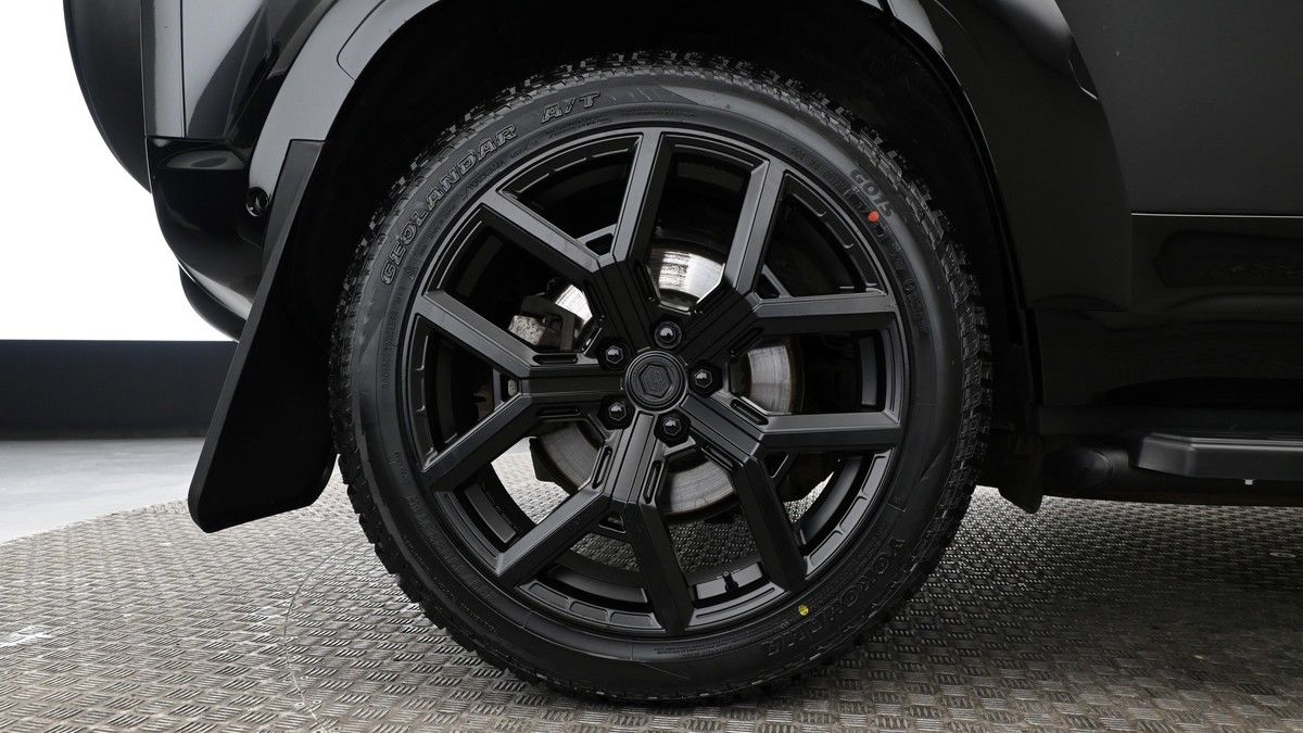 Land Rover Defender 110 Image 9