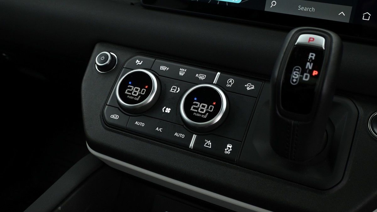 Land Rover Defender 110 Image 12