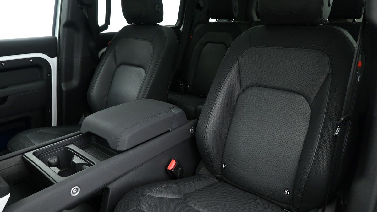 Land Rover Defender 110 Image 4