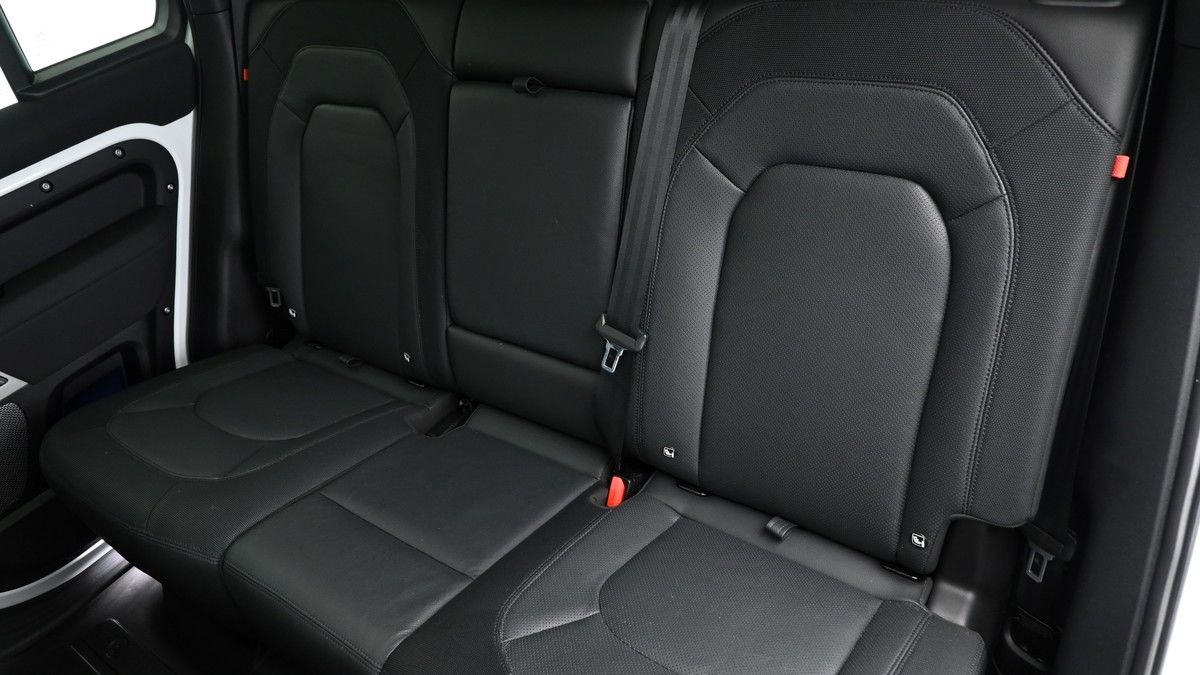 Land Rover Defender 110 Image 5