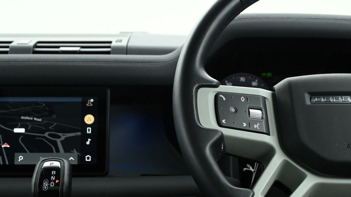 Land Rover Defender 110 Image 15