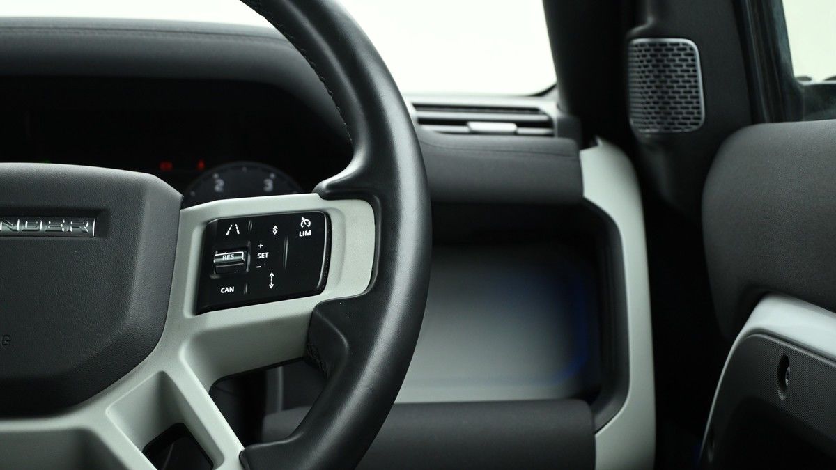 Land Rover Defender 110 Image 16