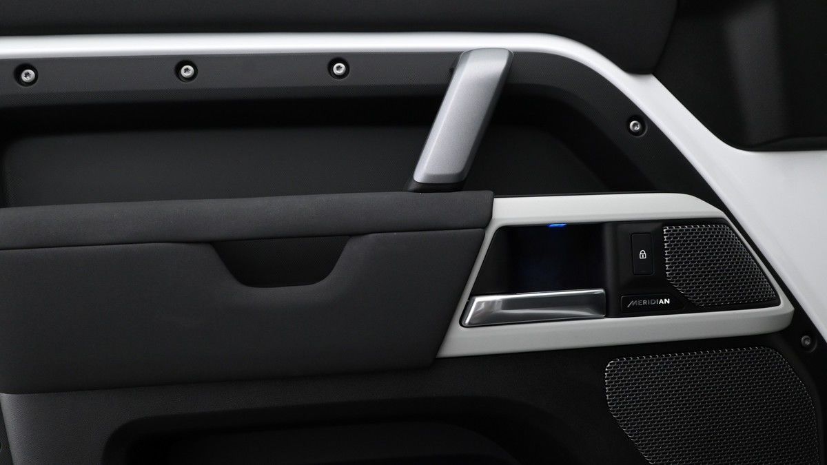 Land Rover Defender 110 Image 13