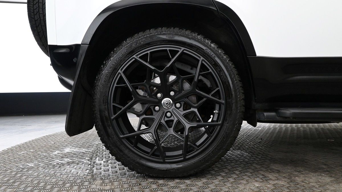 Land Rover Defender 110 Image 9