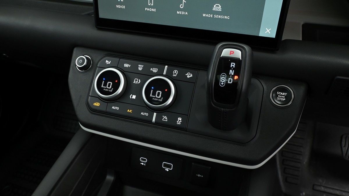 Land Rover Defender 110 Image 12