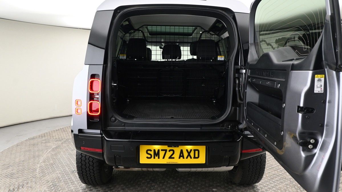 Land Rover Defender 110 Image 10