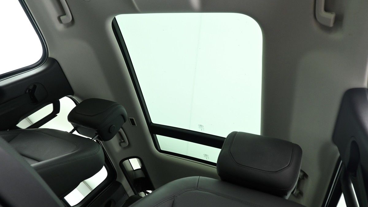 Land Rover Defender 110 Image 2