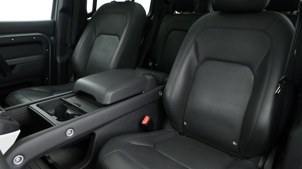 Land Rover Defender 110 Image 4