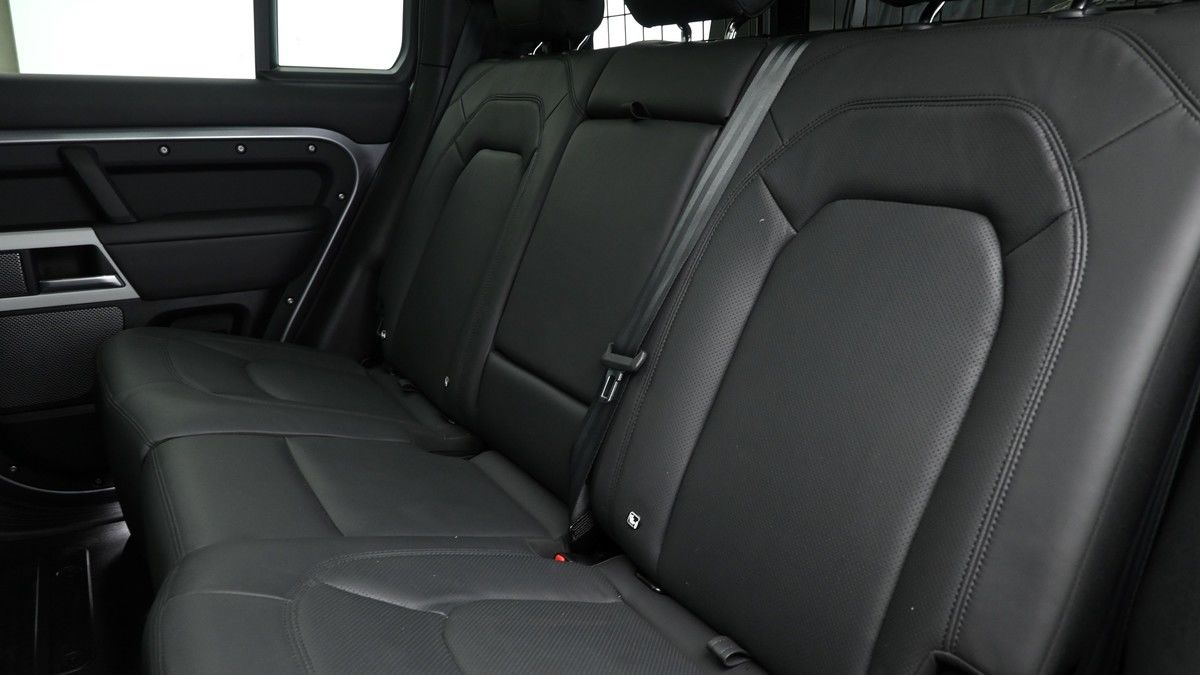 Land Rover Defender 110 Image 5