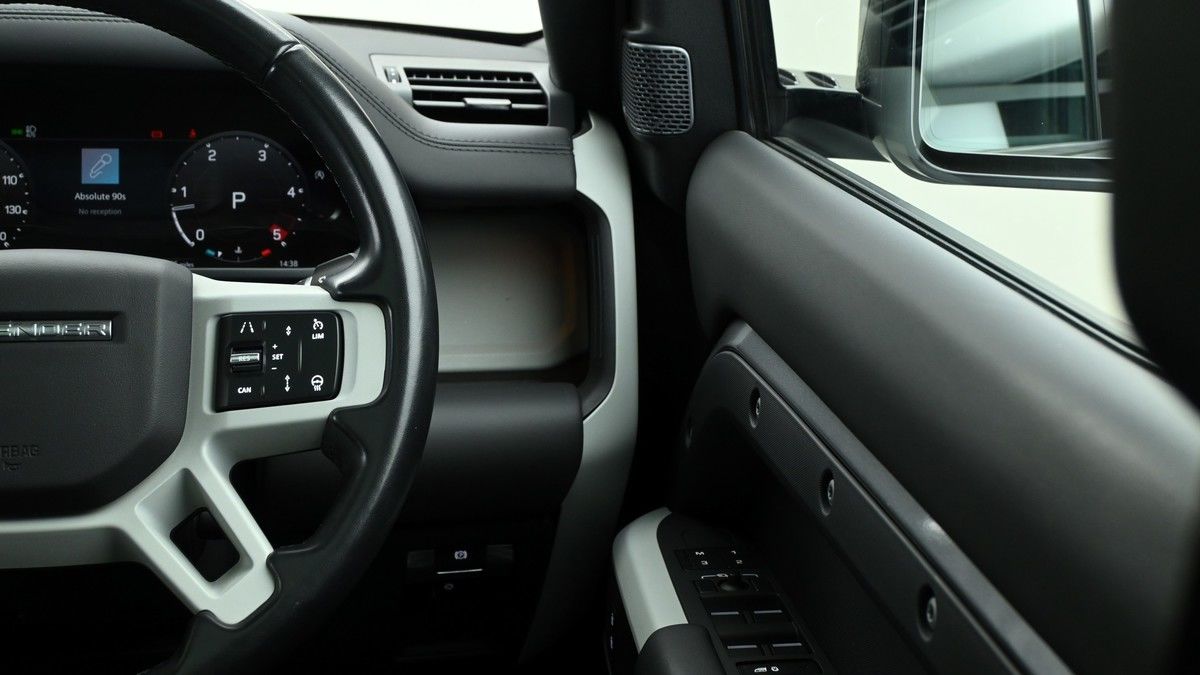 Land Rover Defender 110 Image 16