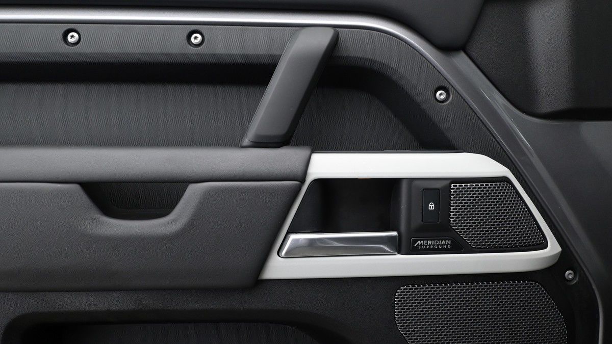 Land Rover Defender 110 Image 13